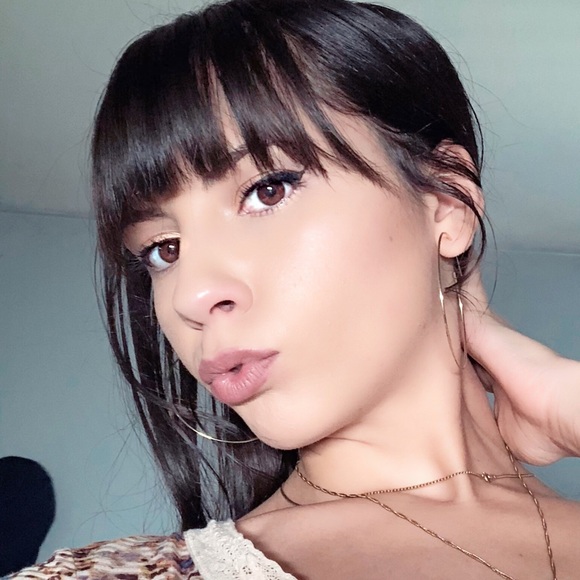 Meet your Posher, Hannah - Picture 1 of 4